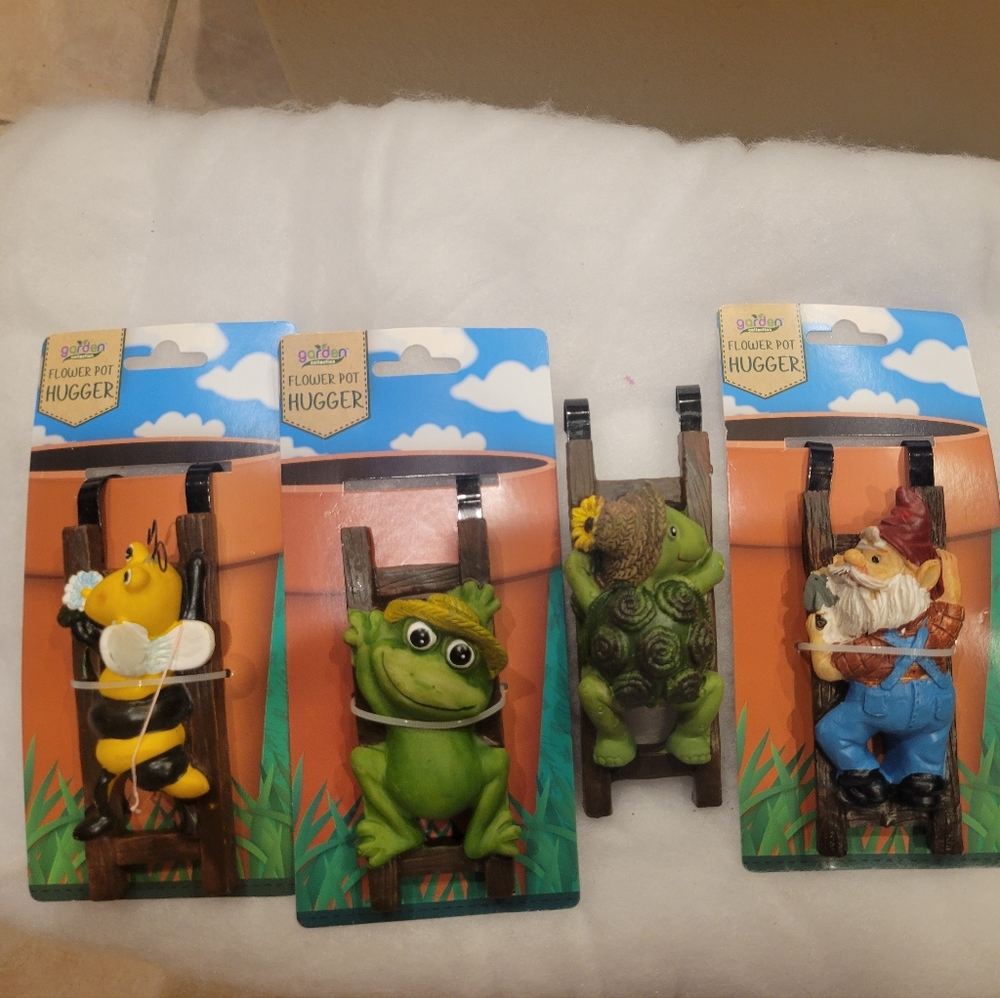 (4) FLOWER POT HUGGERS!! TURTLE, FROG, BUMBLEBEE, OR GNOME NEW IN PACKAGE!
